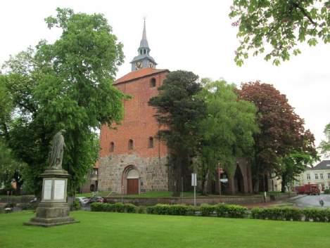 Kirchenkreis Friesland-Wilhelmshaven I Die Kirche zu Varel Schlosskirche Durchmesser von 128 cm, wog 1533 kg und hatte den Schlagton d.