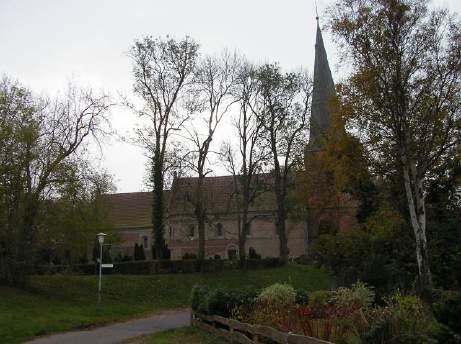Kirchenkreis Wesermarsch I Die Kirche zu Blexen St. Hippolyth Die Kirche steht auf einer hohen Wurt, umgeben vom Friedhof. Langhaus und Chor mit geradem Abschluss entstanden im 11. und 12.
