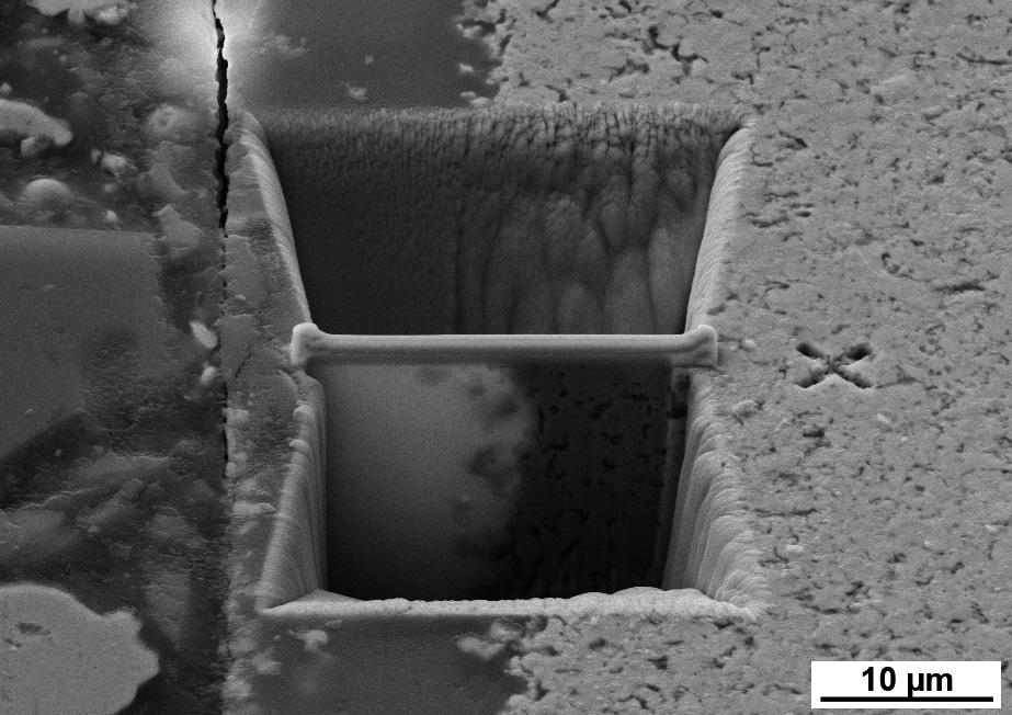 4.2 Mikrostrukturuntersuchungen einen Durchmesser von wenigen Nanometern auf und wird zeilenförmig über die Oberfläche geführt.