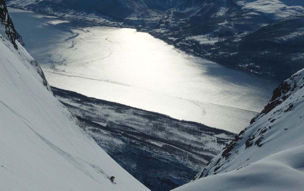 Material zum Skitourenabenteuer in Norwegen: MITNEHMEN: Touren- oder Freeride-Ski, Stöcke, Skischuhe, Felle, (Skigepäck muss normalerweise angemeldet!