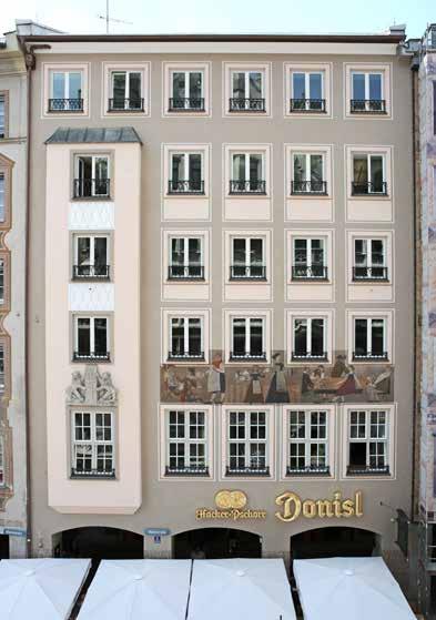 Die Wirtshausszene, die der Münchner Maler Max Lacher (1905 bis 1988) an der Fassade über den Fenstern des ersten Obergeschosses gestaltet hat, macht dies deutlich.
