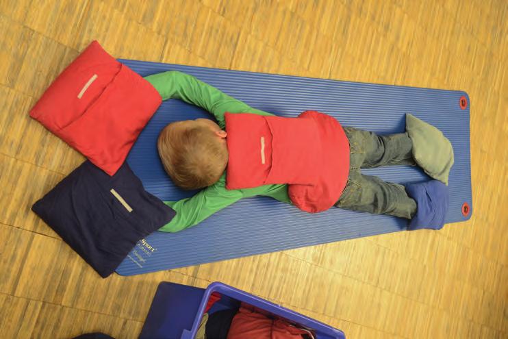 68 Übungssammlung Durchführung: Das Kind liegt in Bauch- oder Rückenlage bequem auf einer Matte.