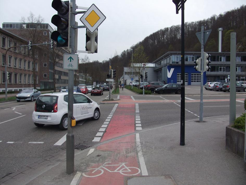 Abbildung 11: Radweg Erchenstraße endet in nicht benutzungspflichtigen Radweg. 3.2.2.2 Vorschlag Ab der Bushaltestelle wird ein Radfahrstreifen ausgewiesen, der vor der Ampel zur Aufstellfläche wird.