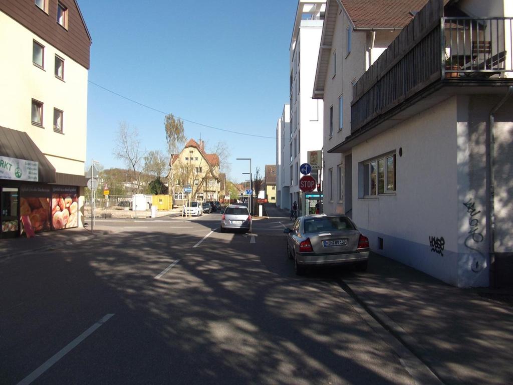 Abbildung 31: Christianstraße: Ansicht auf die Ausfahrt. Im Kreis ein Radler, der an der Ampel wartet und anschließend auf dem Gehweg am Kindergarten weiterfährt. (Anm.