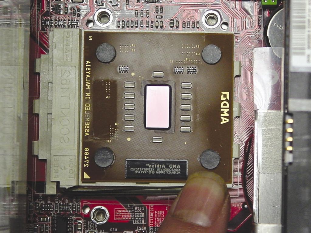 INSTALLATION DER CPU Finden Sie den CPU-Sockel mit den vier ihn umgebenen Löchern.
