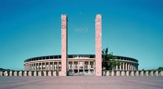 Olympiastadion Das Stadion in all seinen Facetten: Architektur, Geschichte und die für die Öffentlichkeit sonst nicht zugänglichen Bereiche. Dauer ca. 1 Std.