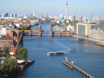 Die Rundfahrt führt Sie mit einer Strecke von rund 10 km vorbei an den historischen und modernen Bauten der Metropole Berlin. Dauer ca. 1,5 Std.