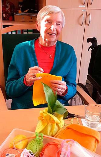 Wolfgang Sagner brachte selbstgemachte Holzklötze für das Bingospiel mit in die Tagespflege. Diese können die Senioren viel besser greifen.