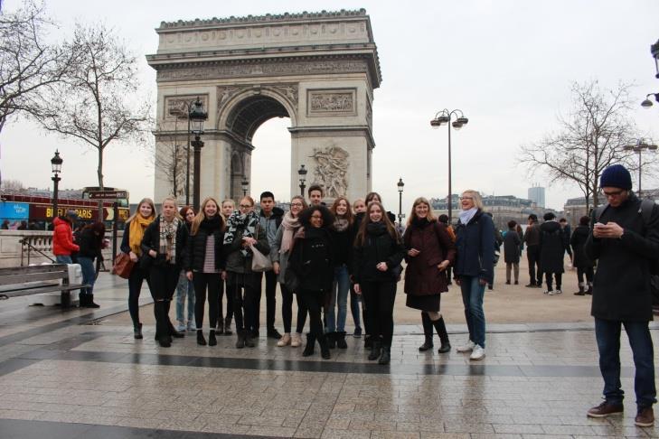MIJE. Unser Ausflugsziel: Die berühmt-berüchtigten Champs-Elysées und der dort thronende Arc de Triomphe.
