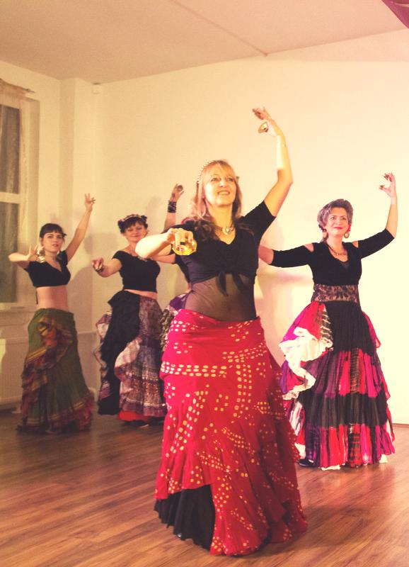 Einflüssen aus dem orientalischen, dem indischem Tanz und