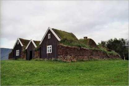 Traditionelle Passivhäuser in Island In Island gab es nach der Brennholzkrise im Mittelalter eine Tradition der "Torfrasenbauweise".