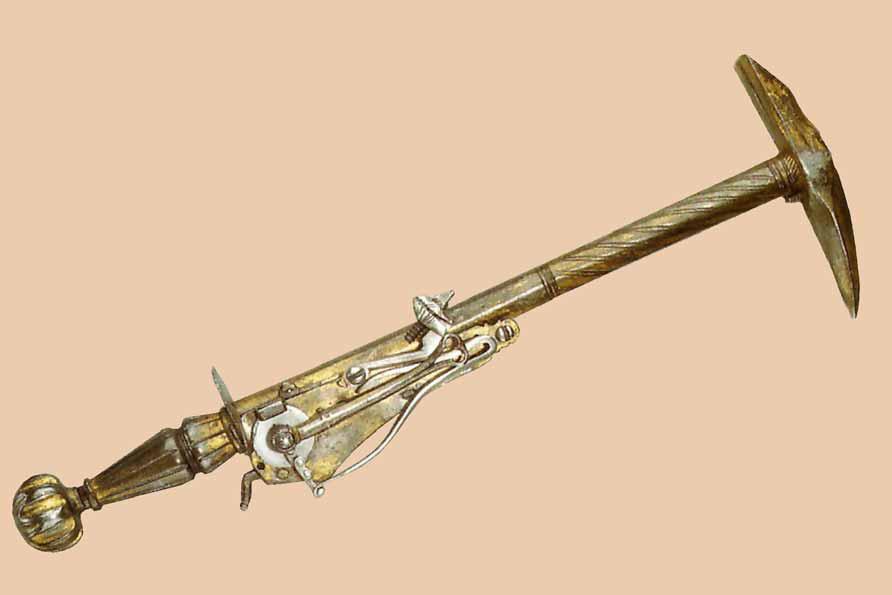 Um 1600: Streithammer mit Radschlosspistole Am Stiel eines Schlaghammers ist ein Radschloss mit aussenliegender Hauptfeder angebracht.