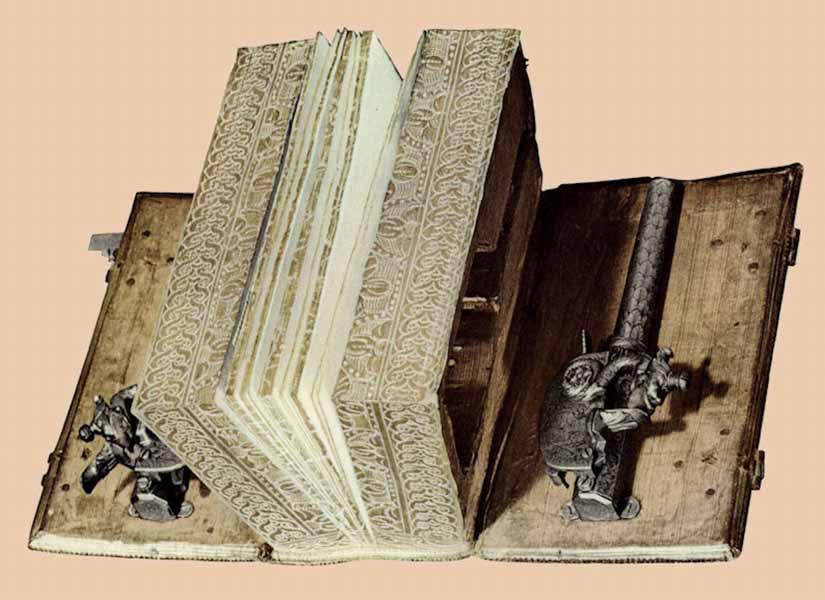 Um 1680: Buchattrappe mit 2 Steinschlosswaffen In einer Buchattrappe sind an Deckeln zwei Steinschlosspistolen versteckt.