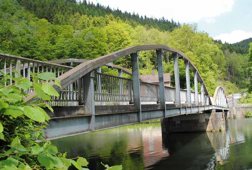 Ohne Korrosion: Höllmecke-Brücke (BJ 1987) Seit 1987 überspannt die feuerverzinkte Höllmecke-Brücke die Lenne bei Werdohl. Rund 60 Meter lang ist die Brücke mit Spannweiten von je 30 Metern.
