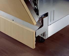 Klappscharnier SMZ5003 Auch bei extrem hohen Korpusmassen können für den Einbau geteilte Möbelfronten verwendet werden.