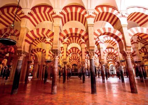 thedrale darüber errichteten. Wer die Mezquita betritt, fi ndet sich in einem Zauberwald aus 850 freistehenden Säulen und rot-weiß bemalten Bögen wieder.