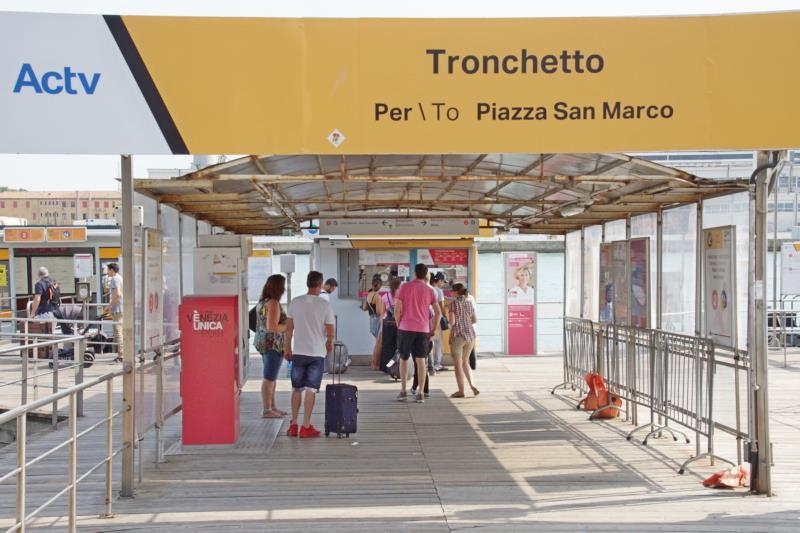 Die ACTV Zahlstelle am Tronchetto Der öffentliche Nahverkehr in Venedig hat die Abkürzung ACTV. Am Parkhaus Tronchetto ist eine mit Personal besetzte Ticketstation, an der Sie Ihr Ticket bekommen.