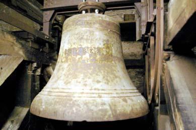 Die Glocken von Johanna Asbrock Die Glocken und die Beleuchtung werden von dem Schaltkasten gesteuert. Die früheren vier Bronzeglocken mussten im 2. Weltkrieg abgegeben werden*.