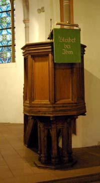 Kanzel und Taufbecken von Jan-Philip Sussiek Alter der Kanzel: 1877 wurde eine Holzkanzel ohne Schalldeckel in die Kirche eingebaut.