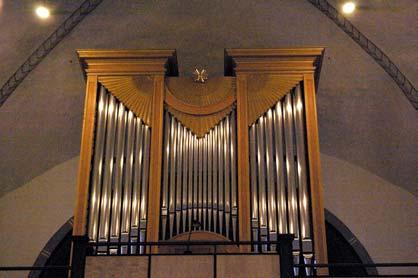 Die Orgel von Alina Boy Die Orgel hat 2 Manuale und 1 Pedal, 17 klingende Register, 9 Wechselschleifen, 1 Zimbelstern oben an der Spitze der Orgel und einen freistehenden Spieltisch mit Blick zum