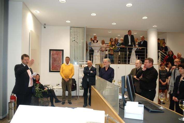 Voller Freude begrüßte Direktor Tobias Hohenberger (1. v. li.) erstaunlich viele interessierte Gäste in den Räumen der katholischen Genossenschaftsbank.