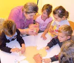 Albert-Schweitzer Kinderbetreuungszentrum Intergenerativer Kindergarten 1x pro Woche besuchen SeniorInnen des Betreuten Wohnens die Kinder im Kindergarten zum