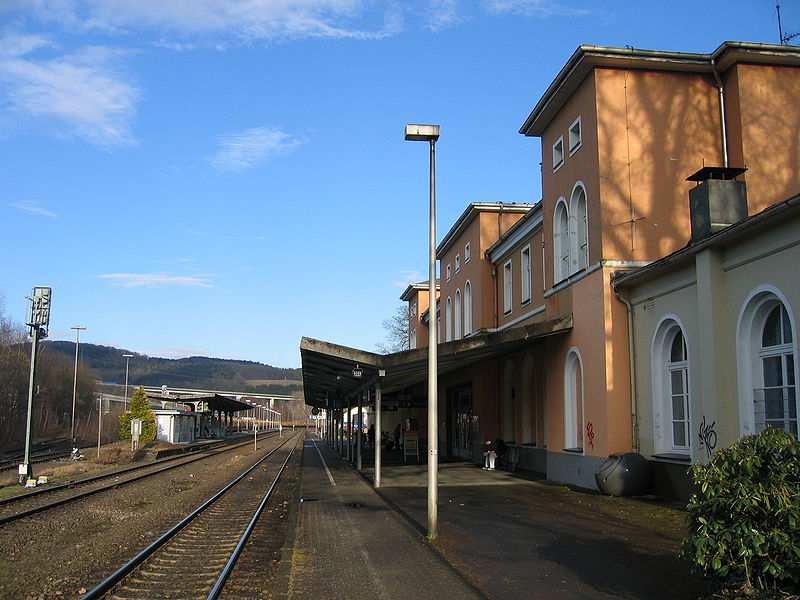 7. Bonusaufgabe Der Bahnhof in Arnsberg wird derzeit zu einem Bürgerzentrum umgebaut. Im Rahmen des Umbaus wird die gezeigte Bahnsteigüberdachung abgebaut.