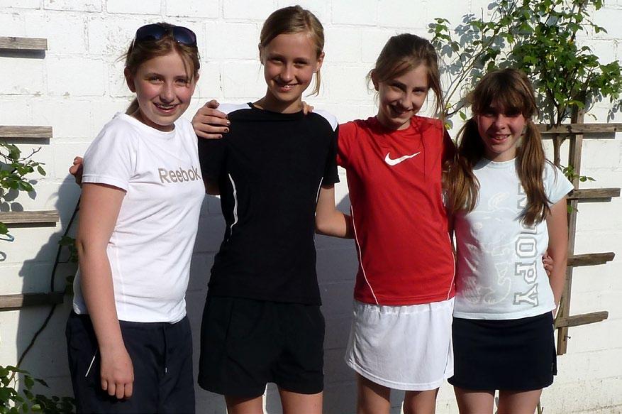 Schwere Hürden Nach dem letztjährigen Finaleinzug um die Kreismeisterschaft hatten es die U15-Mädchen in der höheren Altersklasse sehr schwer. In der Aufstellung: 1. Alina Wilhelm, 2.