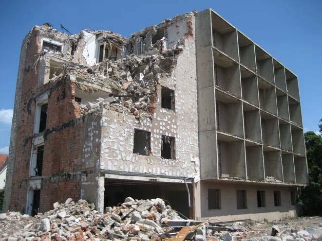 Schadstoffbegutachtung der Altgebäude Entfernen der Fremdbestandteile (Dämmung, Fenster,