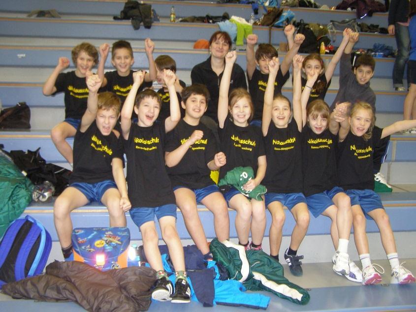 Gesundheitserziehung in der Nikolausschule Basketballturnier der Essener Grundschulen in der Sporthalle am Hallo