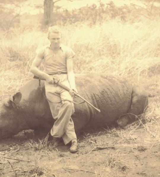 BERUFSJÄGER IN AFRIKA THE AFRICAN PROFESSIONAL HUNTERS KEN RANDALL MIT SEINEM ERSTEN ERLEGTEN LÖWEN- RANDALL FARM, NANYUKI, KENIA J.A. HUNTER (1887 1963) bekannt als der erste White Hunter.