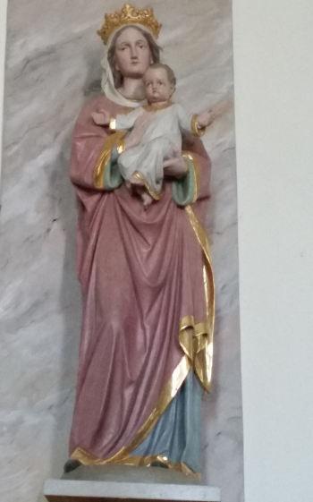 Neogotische Marienfigur im Kirchenschiff (Foto: Reinhild Koch) verwendete er Teile aus der alten Orgel. Drei Bronzeglocken riefen zu Gebet und Gottesdienst. Im 1.