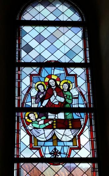 Buntglasfenster mit der Darstellung des Todes des hl. Martin (Foto: Reinhild Koch) eine Warmluftheizung eingebaut.