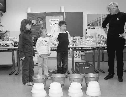 2010 fand an unserer Schule ein Aktionstag unter dem Motto: Wie kommt die Milch in die Tüte in den 1. Klassen statt. Frau Fröhlich begrüßte uns in einem toll eingeräumten Zimmer.
