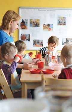 Mahlzeiten in der Krippe Lernchancen erkennen und Essensituationen einfühlsam begleiten Mahlzeiten bieten Kindern vielfältigste Lernchancen.