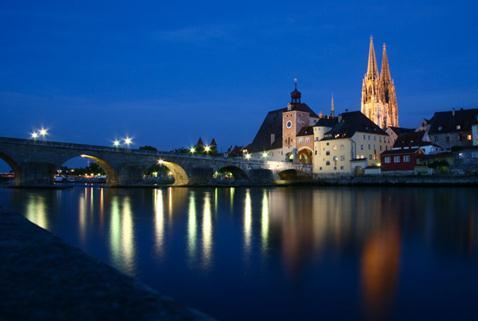 III. Lage Wohnen in Regensburg Regensburg liegt am nördlichsten Punkt der Donau und ist mit fast 2000 Jahren Geschichte, die älteste Stadt Bayerns. Seit dem 13.