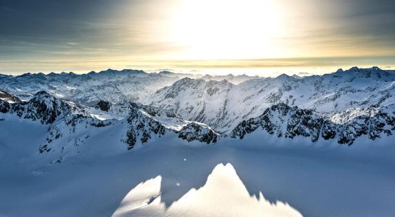 SÖLDEN Wintertraum Sölden Sölden ist Skiweltcuport und eines der bekanntesten Ski- und Snowboardzentren der Alpen mit einem unvergleichlichen Pistenangebot in allen Schwierigkeitsgraden.
