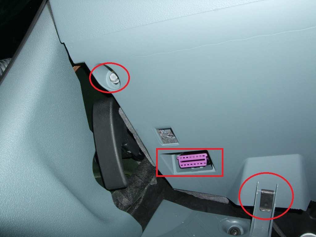 2.3 - Entfernen der Verkleidung Fahrerseite: Als Nächstes entfernt Ihr die Verkleidung der Fahrerseite indem Ihr 2 Achtkantschrauben an der Unterseite löst (Bild 4 und 5) und eine Achtkantschraube an