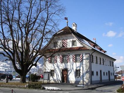 Von Franzosen abgefackelt Bereits im Jahr 1538 stand in Stansstad die erste Sust, die dem Kloster Engelberg gehörte. Ab 1550 diente sie auch den Landleuten von Nidwalden als Warenlager.