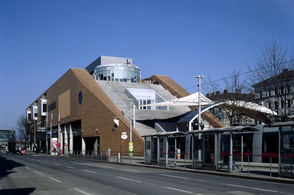 19:00 Uhr. Kreativschaffende haben Freitag Abend aber besseres zu tun, deswegen schließt die Bibliothek schon um 16:00 Uhr am Nachmittag.