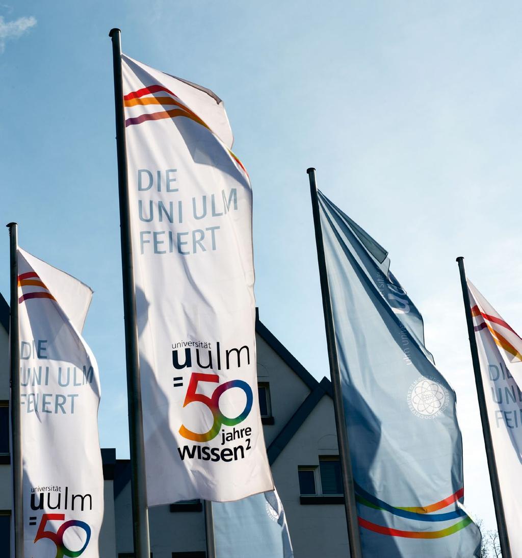 50 Jahre Universität Ulm 11 Die Uni zeigt Flagge Pünktlich zum Start des Jubiläumsjahres wurden zum ersten Mal die neu gestalteten Jubiläumsfahnen an den städtischen Masten gehisst.