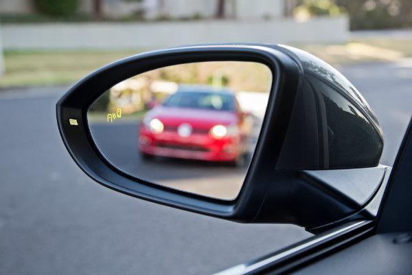 Blind Spot (Toter Winkel) «Side Assist» Mittels einer Anzeige-LED im Außenspiegel wird dem Fahrer über ein anderes Fahrzeug oder Objekt im Warnbereich informiert.