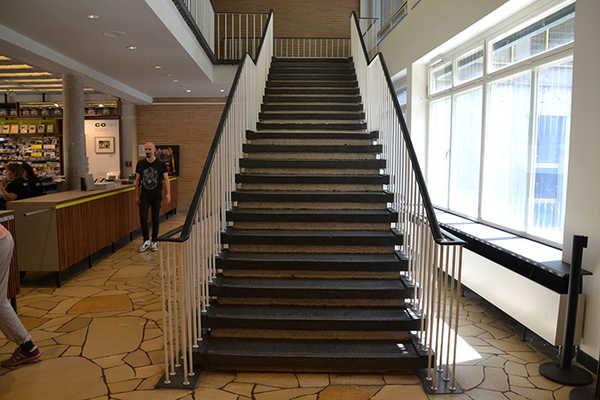 Vorhandene Schwellen/Stufen: 15 Höhe der Schwelle/Stufe: 17 cm Die Treppe hat gerade Läufe. Die Treppe hat beidseitige Handläufe.