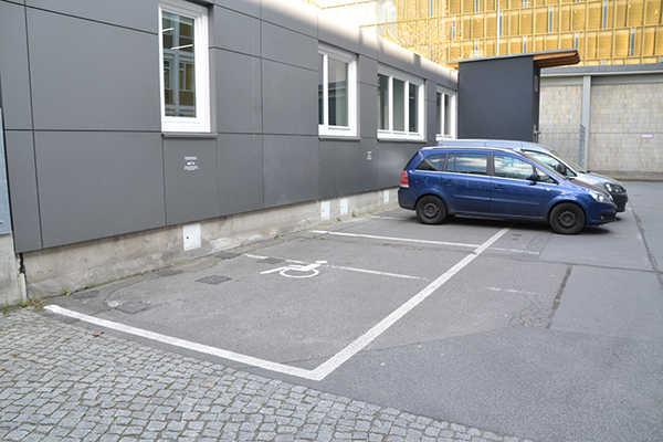 politische Bildung Behindertenparkplatz Amerikahaus Behindertenparkplatz Amerikahaus Behindertenparkplatz Amerikahaus Es ist ein Parkplatz vorhanden.