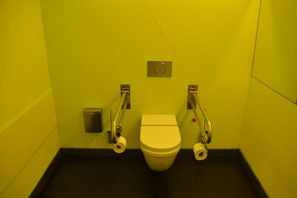 Wickeltisch Behinderten-WC im Cafe (EG) Kleiderhaken und