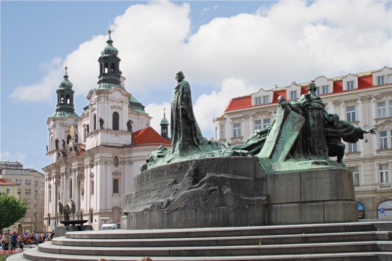 5. Tag Mittwoch, 9. Mai Prag Den heutigen Tag widmen wir vollumfänglich der schönen Stadt Prag. Auf unserem geführten Rundgang machen wir einen ersten Halt beim Jan Hus Denkmal.