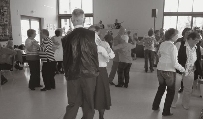schmieden oder einfach nur zuzuhören. Zusätzlich lädt Frau Iwa interessierte Seniorinnen und Senioren aus allen Ortsteilen zum gemeinsamen Tanznachmittag mit Livemusik ein.