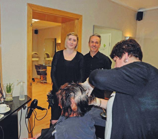 Jessica, die bei Oliver Bergmann mit belgischen Kunden in Kontakt tritt, muss sich vor allem im Bereich Bartschnitt und -pflege ertüchtigen, denn das spielt bei der belgischen Gesellenprüfung eine