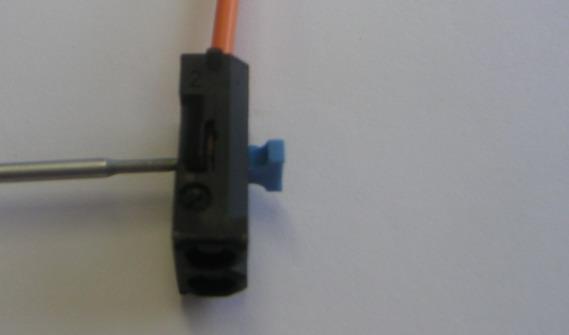 Der andere Lichtleiter des Kabelsatzes ohne Verbinder wird nun in den jetzt freien