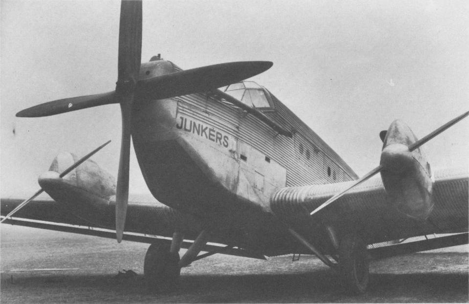 Größe und Ausstattung die Anlage in Dessau übertraf. Als Betreiber der Ju 52-Frachtflugzeuge war die Luftfrako Internationales Luftfracht- und Makler- Kontor Air Express G.m.b.H.